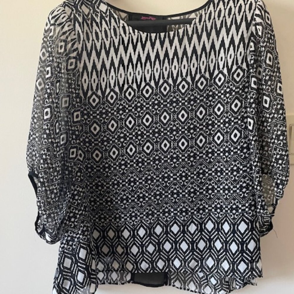 Lorena Rose  Blouse White /Black Geometric Pattern – Batwing ¾ Length S L